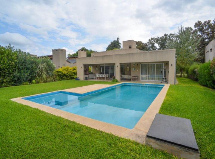 Casa · 240m² · 5 Ambientes · 2 Cocheras