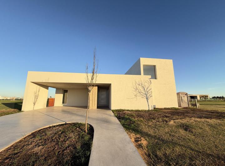 Casa · 222m² · 6 Ambientes · 2 Cocheras