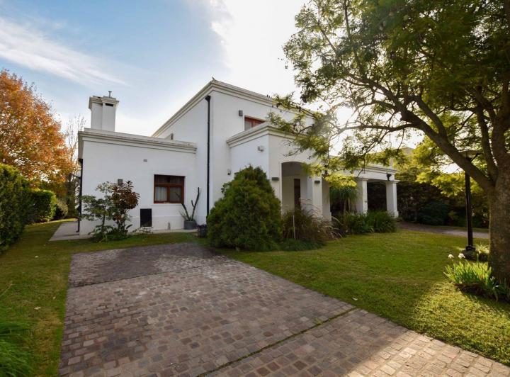 Casa · 337m² · 8 Ambientes · 3 Cocheras