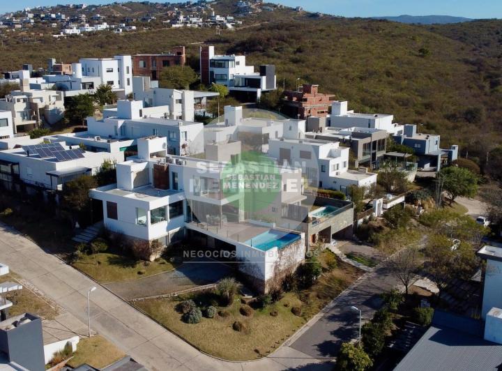 Casa · 352m² · 6 Ambientes · 3 Cocheras