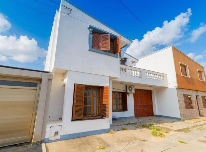 Casa · 197m² · 8 Ambientes · 2 Cocheras
