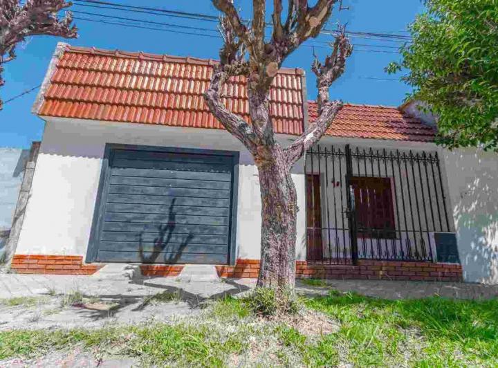 Casa · 241m² · 4 Ambientes · 1 Cochera