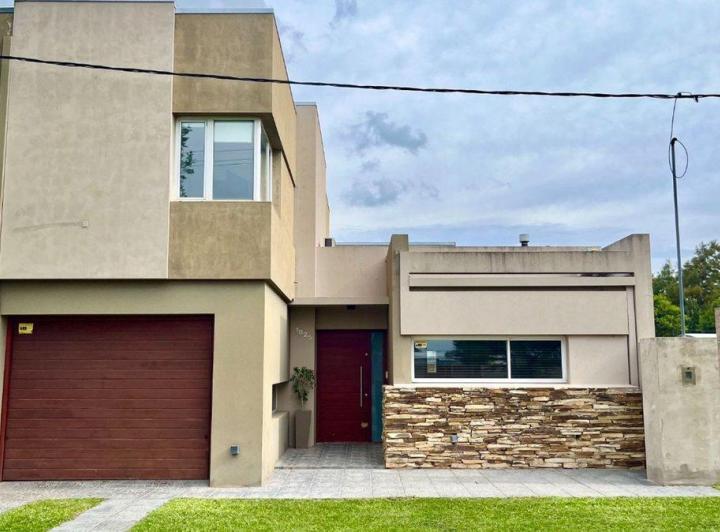 Casa · 195m² · 8 Ambientes · 1 Cochera