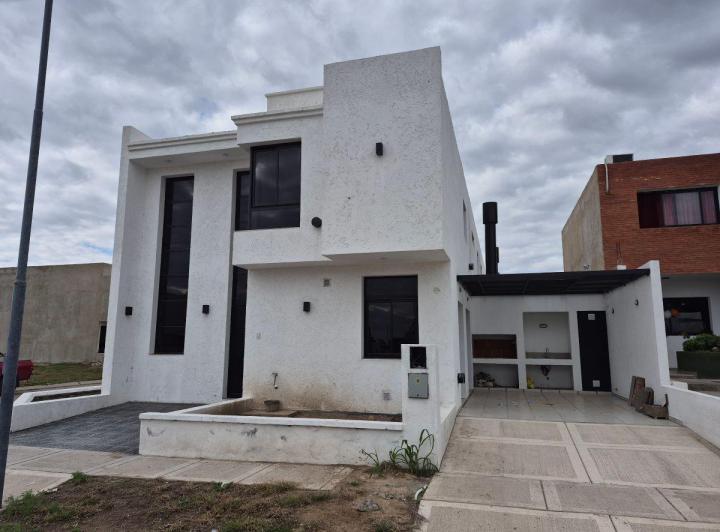 Casa · 92m² · 4 Ambientes · 1 Cochera