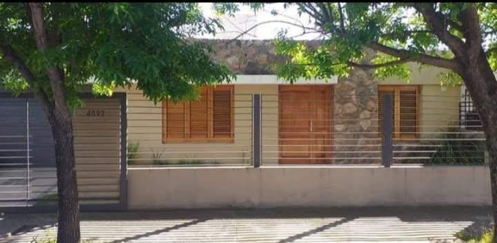 Casa · 127m² · 6 Ambientes · 3 Cocheras