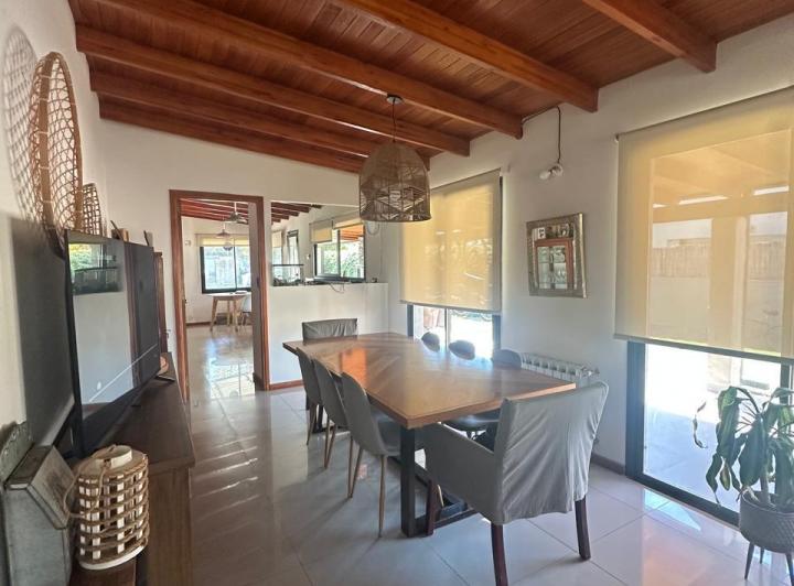 Casa · 220m² · 5 Ambientes · 1 Cochera