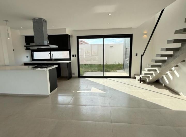 Casa · 180m² · 6 Ambientes · 1 Cochera