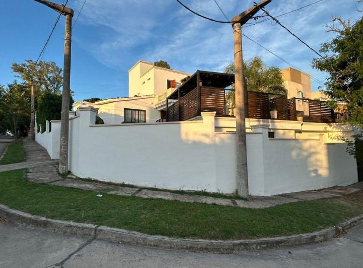 Casa · 320m² · 8 Ambientes · 3 Cocheras