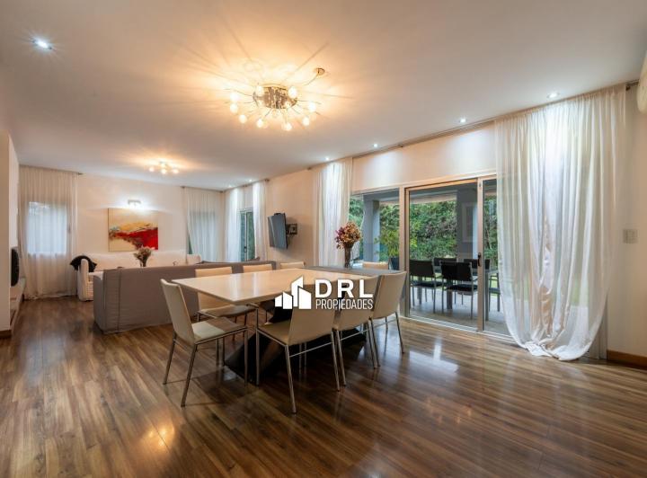 Casa · 261m² · 3 Dormitorios · 2 Cocheras