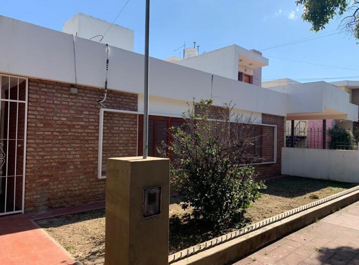 Casa · 187m² · 12 Ambientes · 1 Cochera