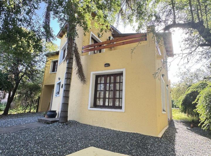 Casa · 140m² · 10 Ambientes · 1 Cochera