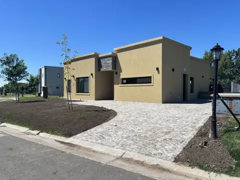 Casa en Venta en Pilar del Este - Santa Lucia, Countries y Barrios Cerrados en Pilar