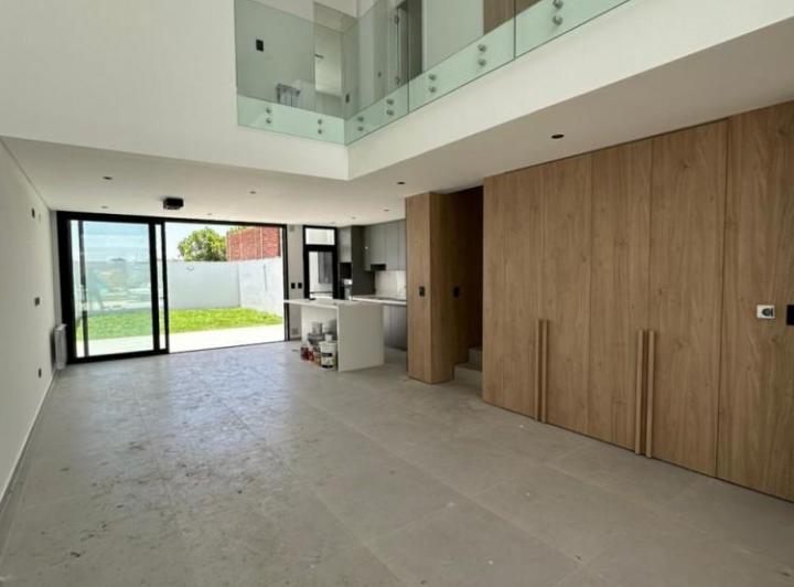 Casa · 130m² · 4 Ambientes · 2 Cocheras
