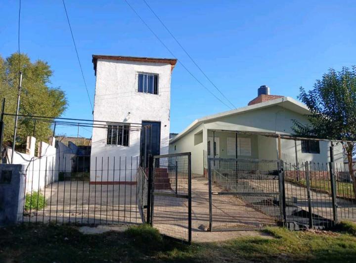 Casa · 230m² · 8 Dormitorios · 4 Cocheras