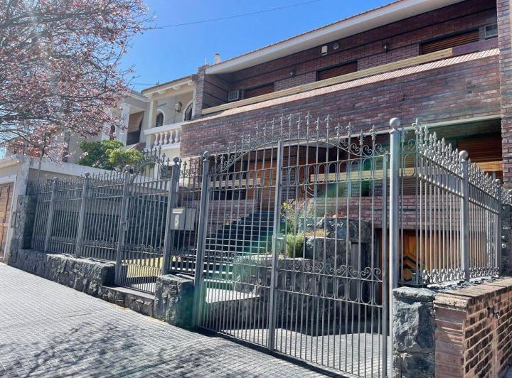 Casa · 317m² · 6 Ambientes · 2 Cocheras