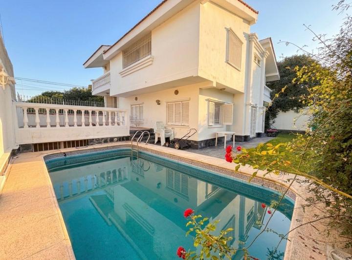 Casa · 322m² · 10 Ambientes · 2 Cocheras