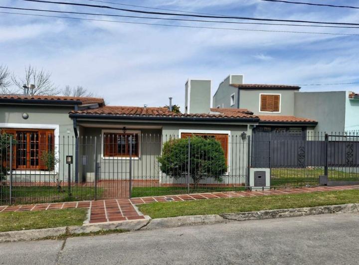 Casa · 215m² · 7 Ambientes · 2 Cocheras
