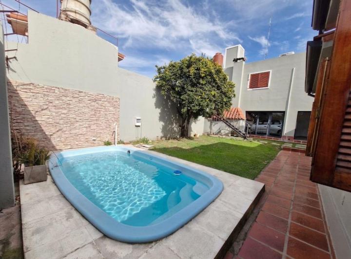 Casa · 215m² · 7 Ambientes · 2 Cocheras