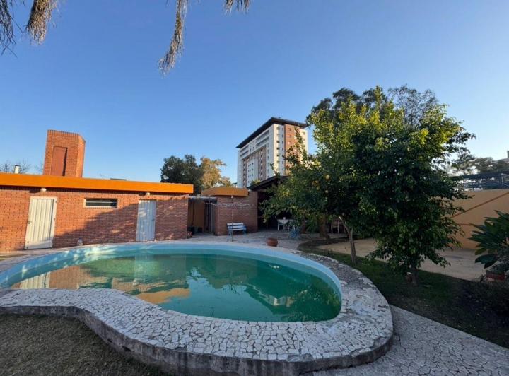 Casa · 245m² · 6 Ambientes · 1 Cochera