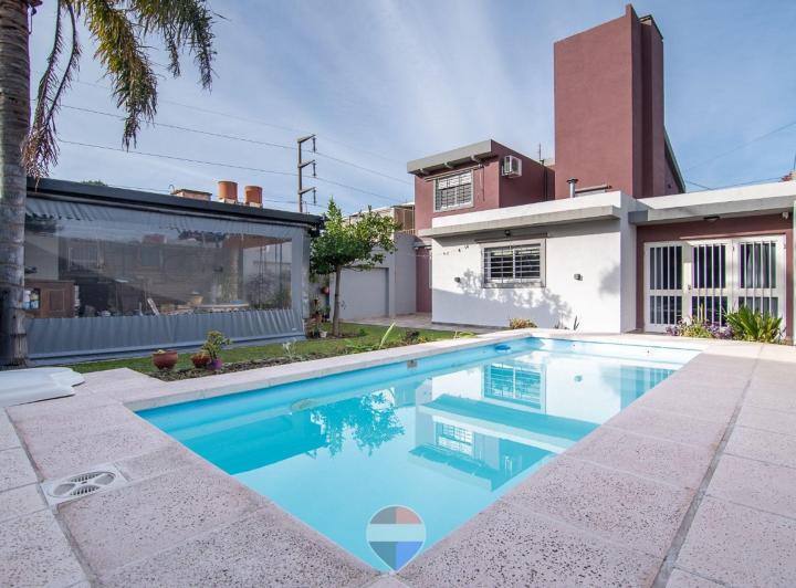 Casa · 218m² · 6 Ambientes · 2 Cocheras