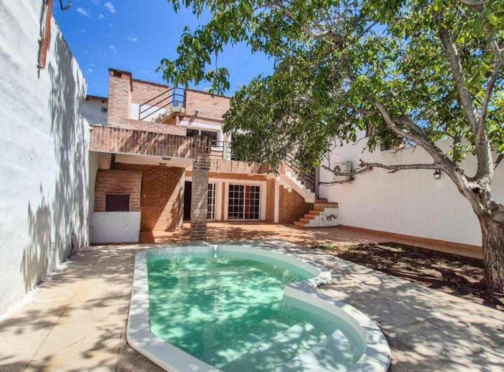 Casa · 275m² · 8 Ambientes · 3 Cocheras