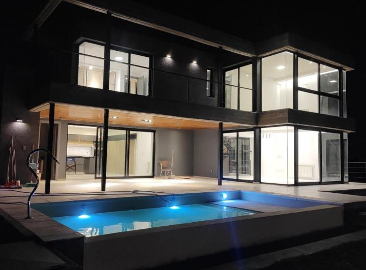 Casa · 380m² · 3 Dormitorios · 2 Cocheras