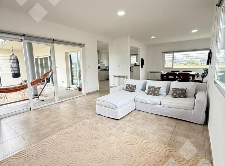 Casa · 232m² · 5 Ambientes · 4 Cocheras