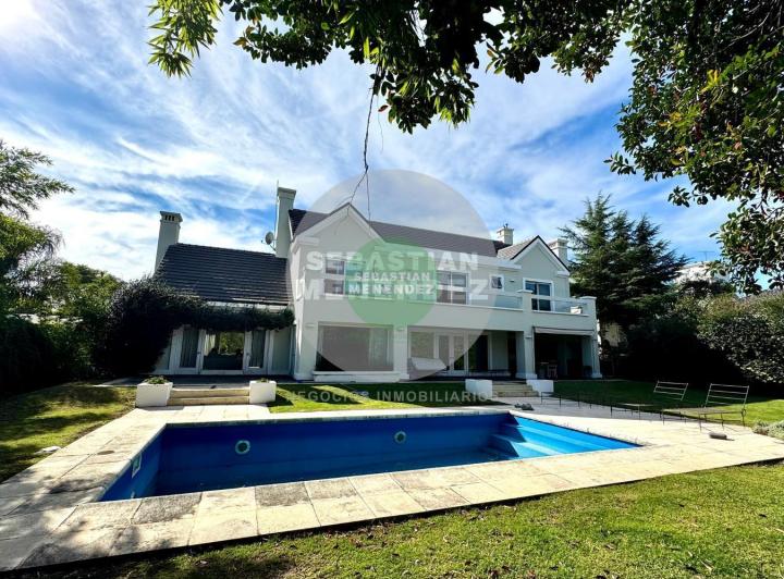Casa · 500m² · 4 Ambientes · 3 Cocheras