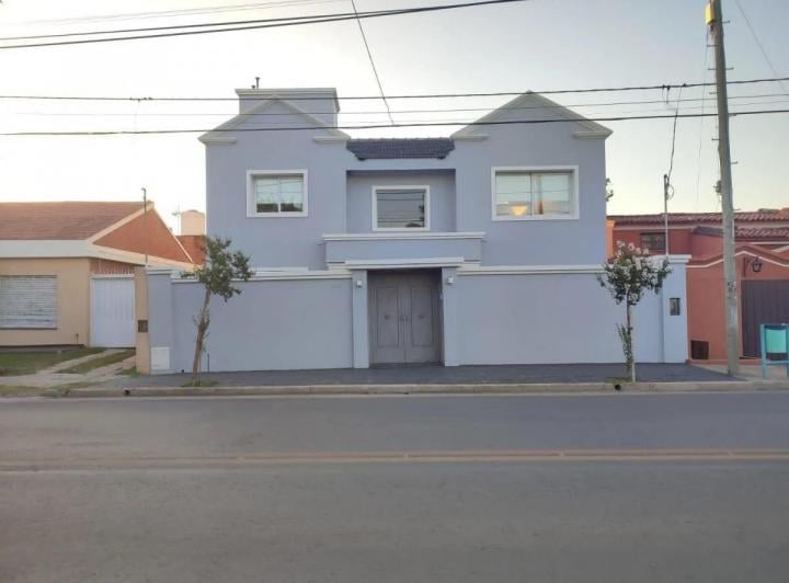 Casa · 300m² · 6 Ambientes · 2 Cocheras