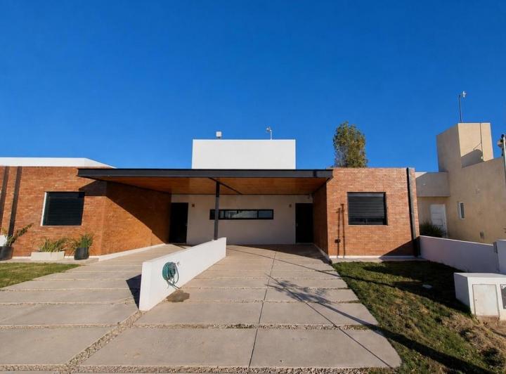 Casa · 144m² · 2 Dormitorios