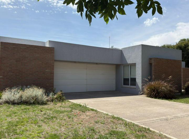 Casa · 270m² · 4 Ambientes · 2 Cocheras