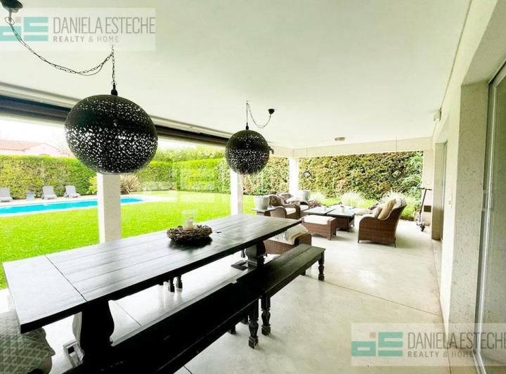 Casa · 380m² · 6 Ambientes · 3 Cocheras