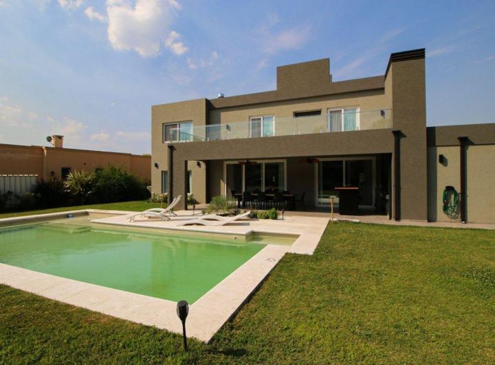 Casa · 224m² · 5 Ambientes · 2 Cocheras