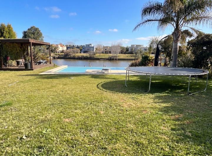 Casa · 324m² · 5 Ambientes · 4 Cocheras