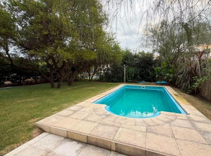 Casa · 200m² · 4 Ambientes · 3 Cocheras
