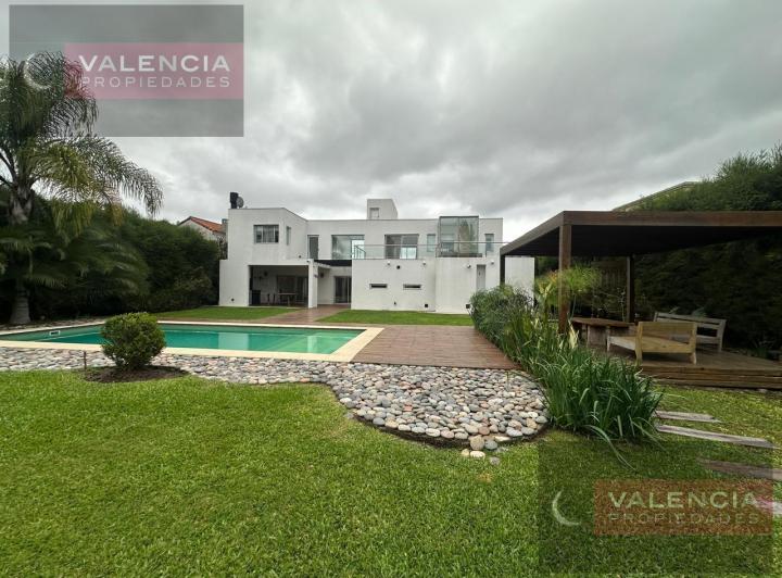 Casa · 250m² · 6 Ambientes · 2 Cocheras