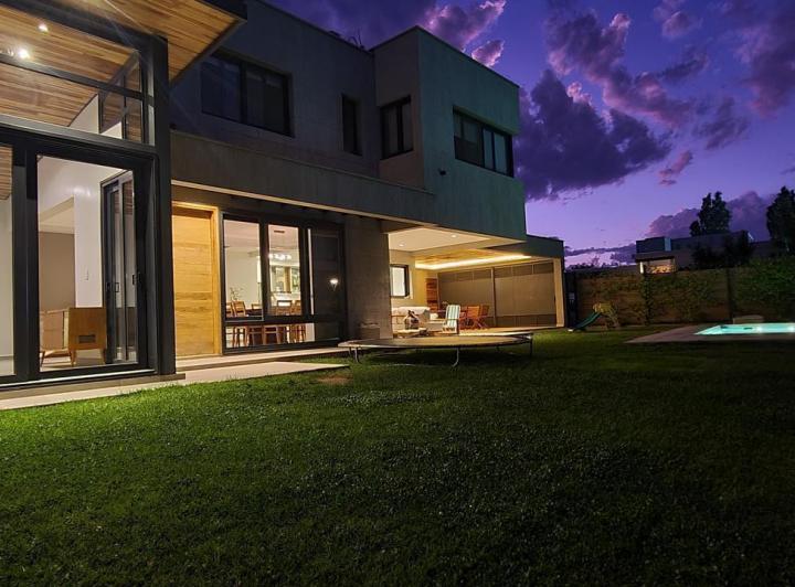 Casa · 250m² · 6 Ambientes · 2 Cocheras