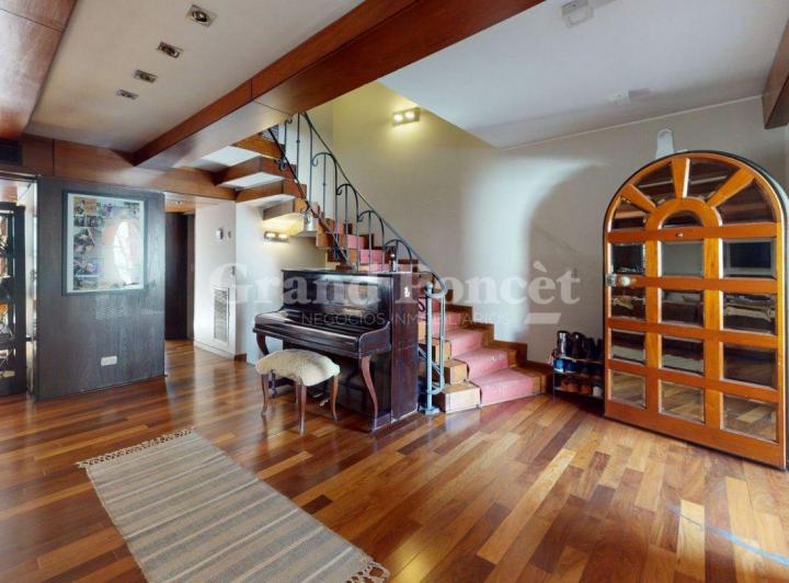 Casa · 270m² · 6 Ambientes · 2 Cocheras