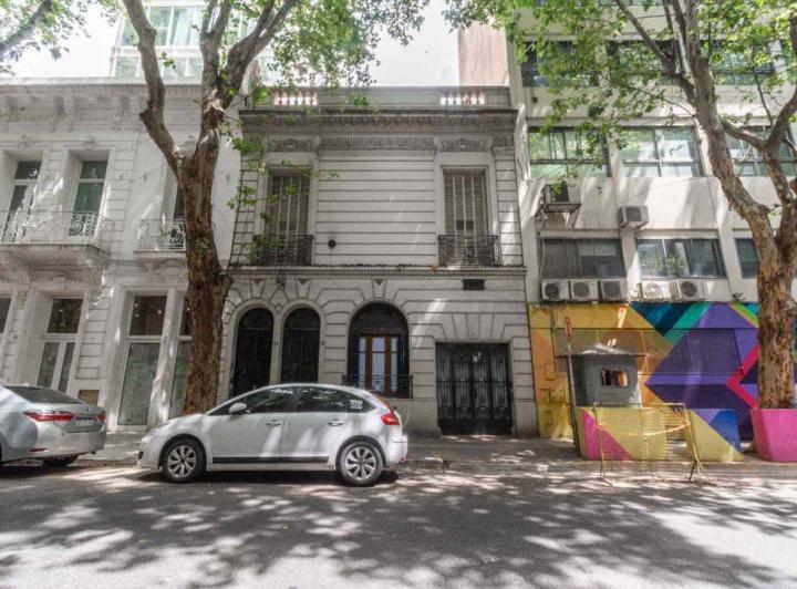 Casa · 565m² · 6 Ambientes · 1 Cochera