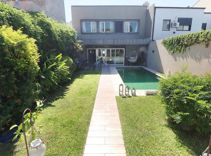 Casa · 285m² · 6 Ambientes · 2 Cocheras