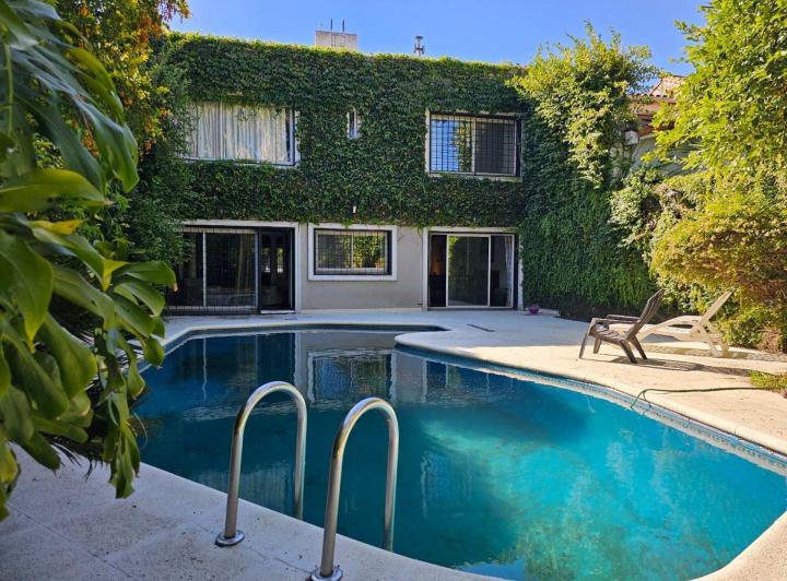 Casa · 350m² · 7 Ambientes · 3 Cocheras
