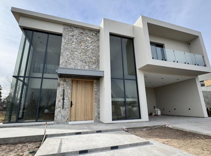 Casa · 327m² · 7 Ambientes · 2 Cocheras