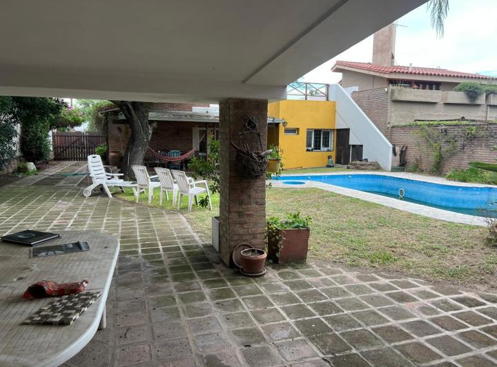 Casa · 220m² · 6 Ambientes · 2 Cocheras