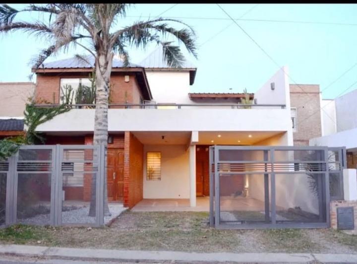 Casa · 257m² · 4 Ambientes · 2 Cocheras