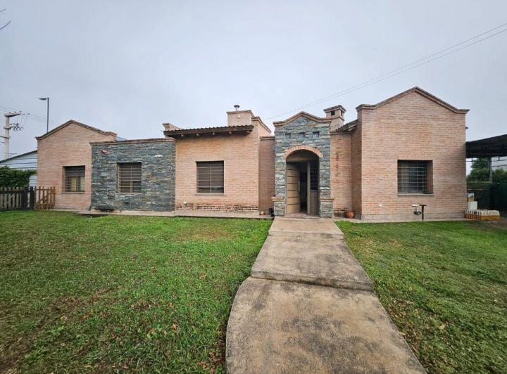 Casa · 220m² · 10 Ambientes · 4 Cocheras