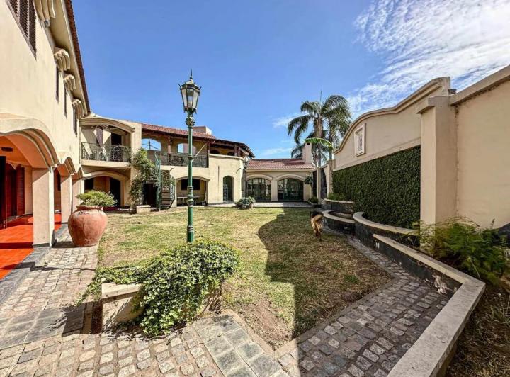 Casa · 688m² · 6 Ambientes · 2 Cocheras