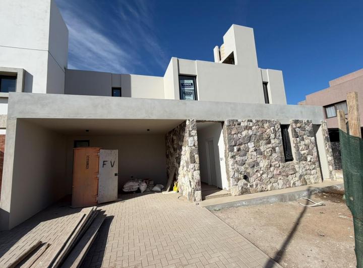 Casa · 195m² · 3 Dormitorios · 2 Cocheras