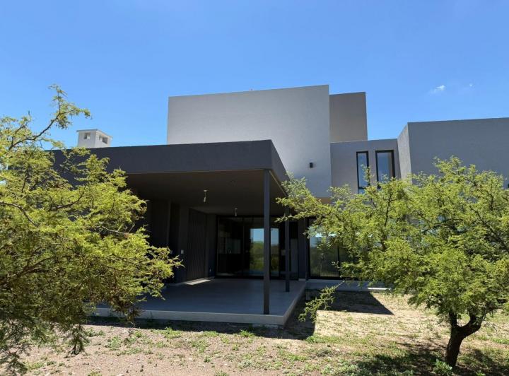 Casa · 450m² · 9 Ambientes · 4 Cocheras