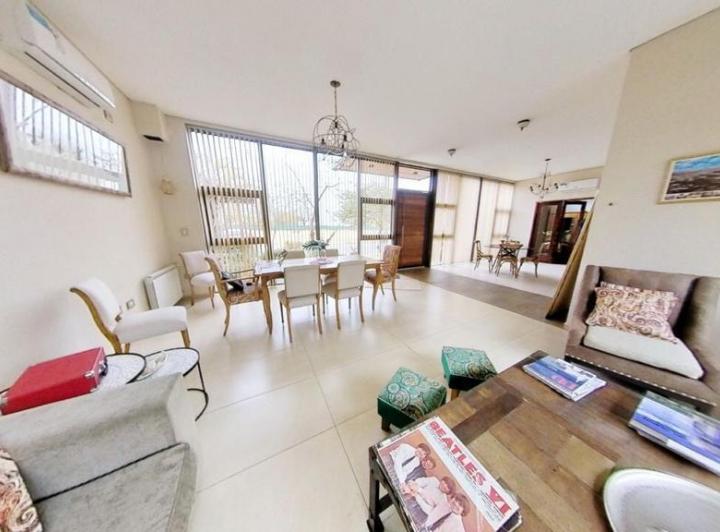 Casa · 240m² · 8 Ambientes · 1 Cochera