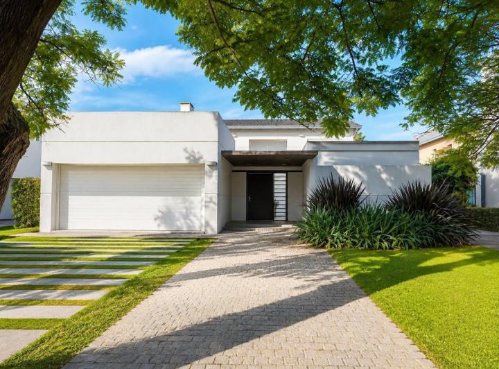 Casa · 460m² · 8 Ambientes · 4 Cocheras